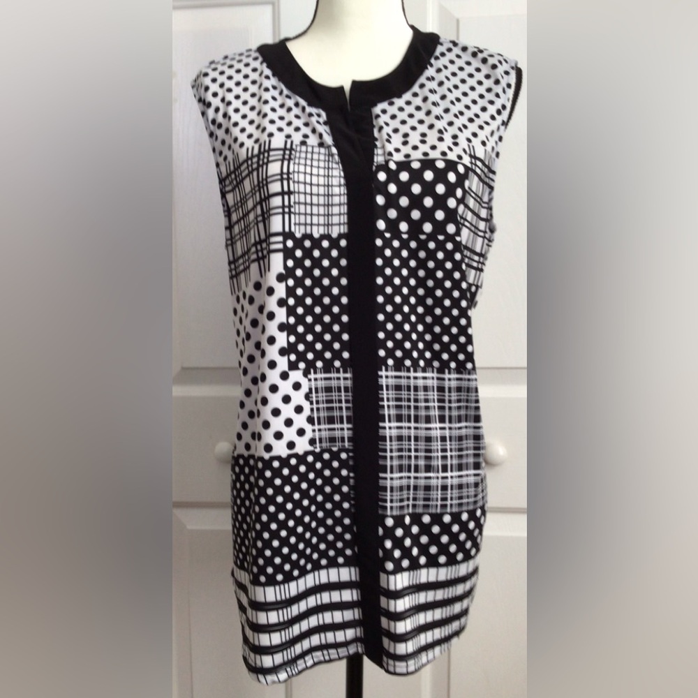 Tango Mango Black and White Graphic Sleeveless Blouse